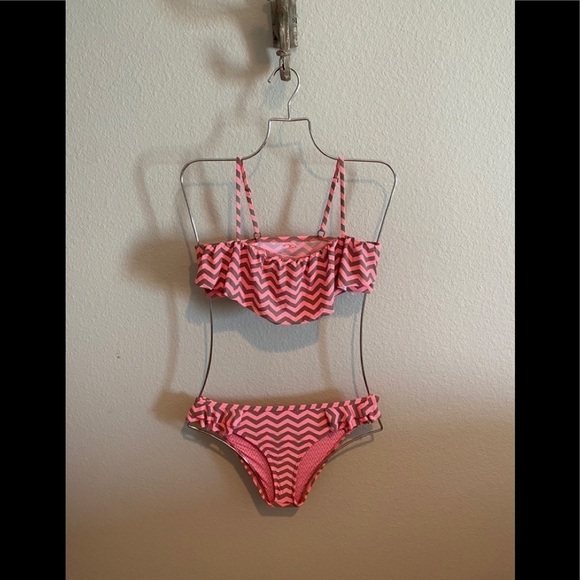O’Neill Coral/Gray Zig Zag Ruffle Bikini​​​​​​​​​ - Picture 1 of 6